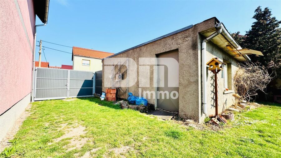 Schönes Wohnhaus mit Doppelgarage, Terrasse und Nebengelass in Traumlage - Doppelgarage / Zufahrt Grundstück